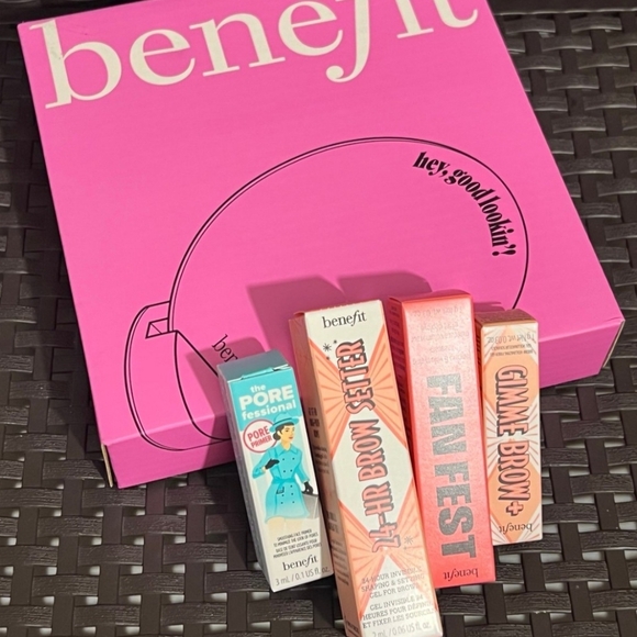 Benefit make-up mirror and 4 item cosmetic bundle - Picture 1 of 4